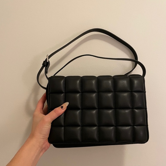 H&M Handbags - H&M Black quilted bag